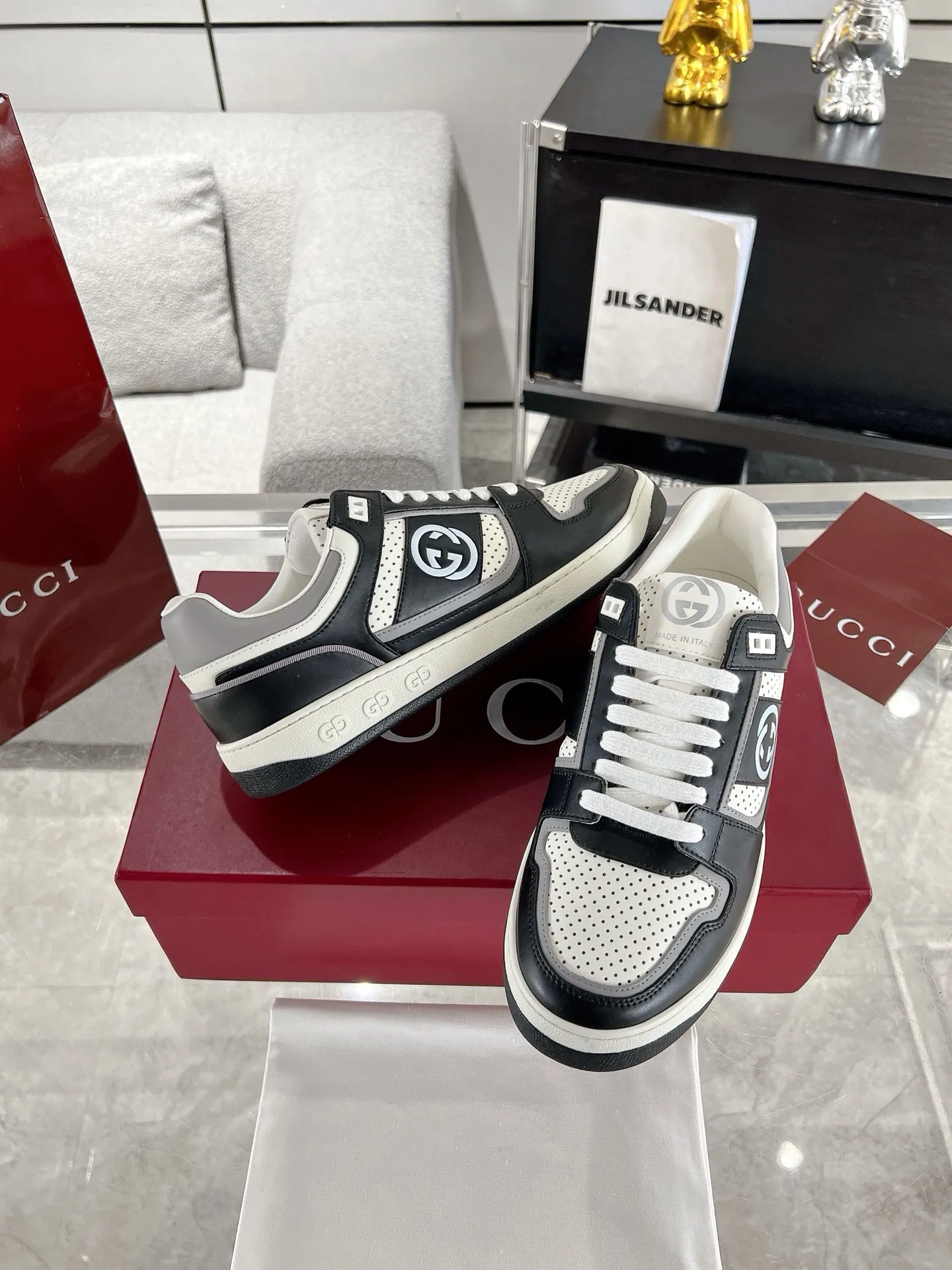👟👟Ex-factory price 700👟👟 The latest casual sneakers for couples in white shoes❗️❗️ Original purchase, development and production. The sneakers are inspired by the classic sneakers of the 1970s, and the name is taken from the defensive movements in sports. This accessory is crafted from white leather, with an interlocking Double G stripe webbing embellished on the side, and the Gucci retro logo embellished on the shoe body. Original imported first-layer cowhide. Original custom-made soft sheepskin lining. Original open-molded TPU outsole. Bottom thickness: 2.5CM. Size: 35-44 (45 is custom-made and cannot be returned or exchanged)